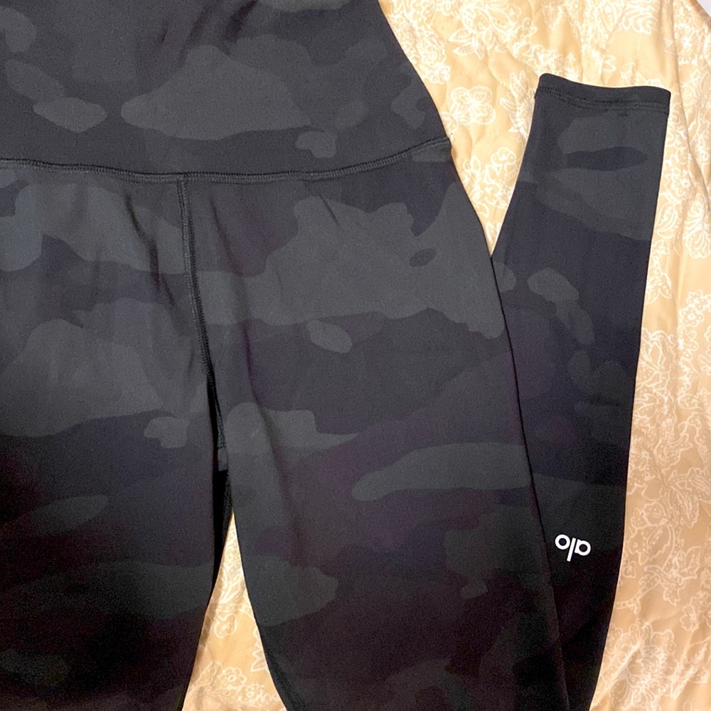 ALO YOGA —- never worn/high waisted leggings!